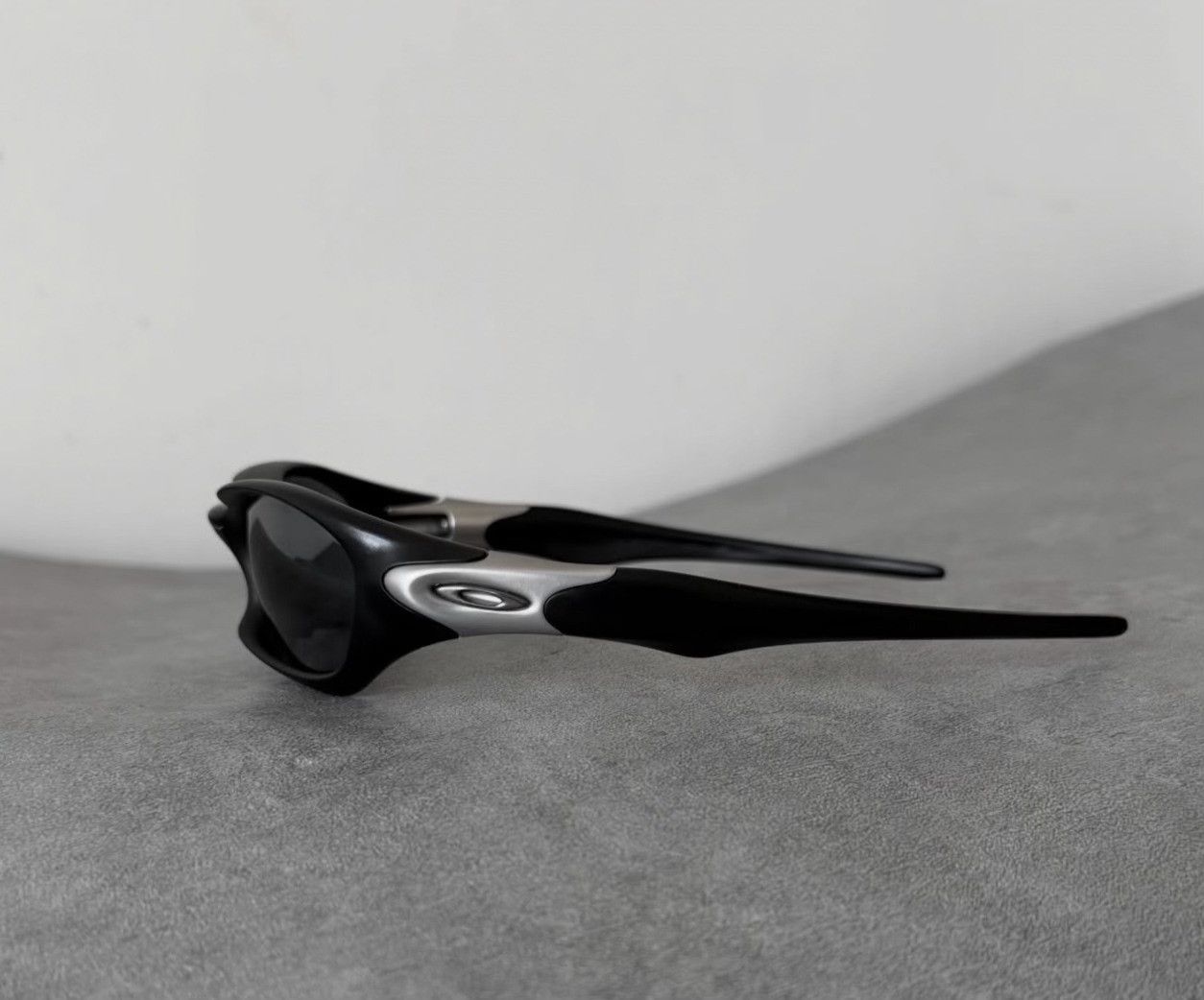 Vintage Vintage Oakley 2003 Valve 1.0 Sunglasses Size ONE SIZE - 3 Thumbnail