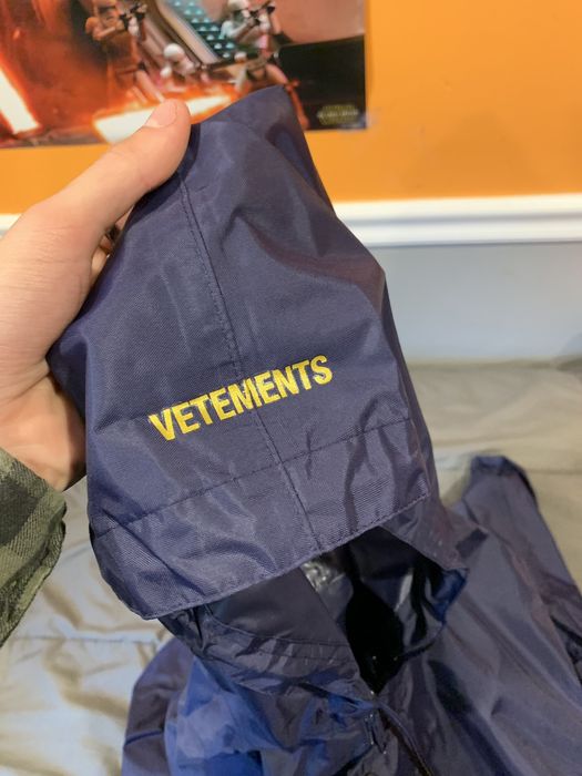 Vetements hot sale capricorn raincoat