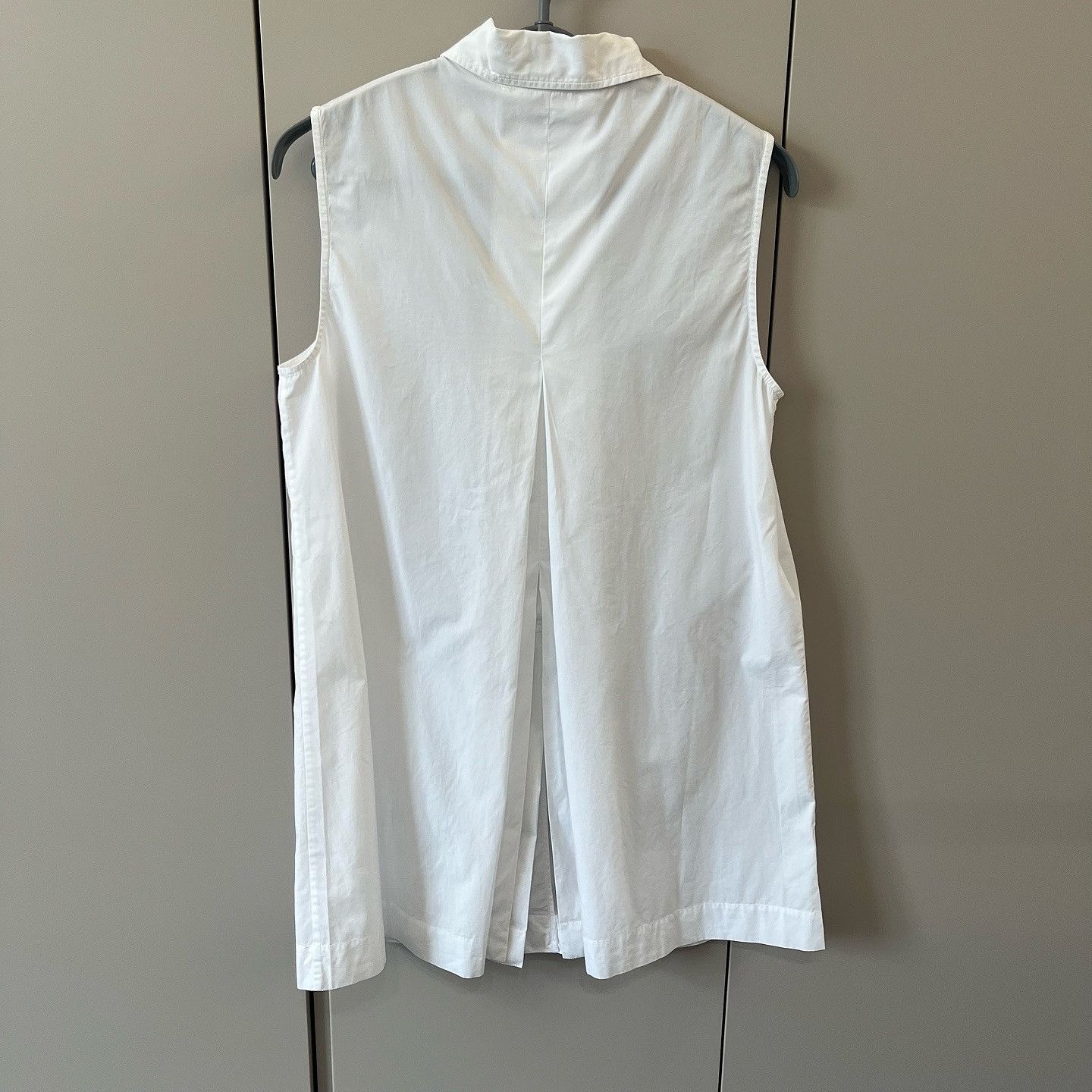 Prada Prada White Sleeveless Collared Button Up Blouse Size 40 Size S / US 4 / IT 40 - 2 Thumbnail