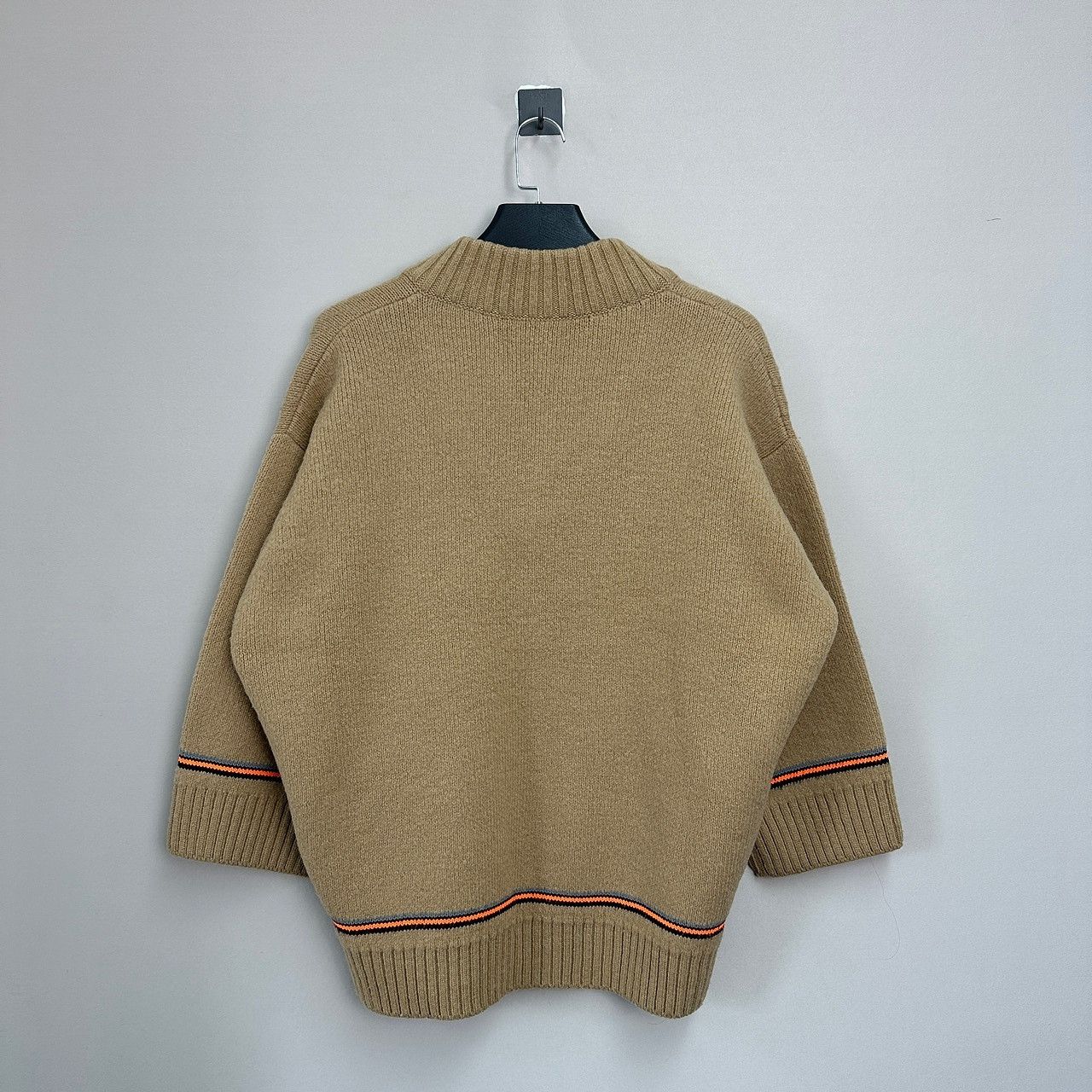 Prada Prada Logo Patch V-Neck Sweater Size 38 Size XS / US 0-2 / IT 36-38 - 2 Thumbnail