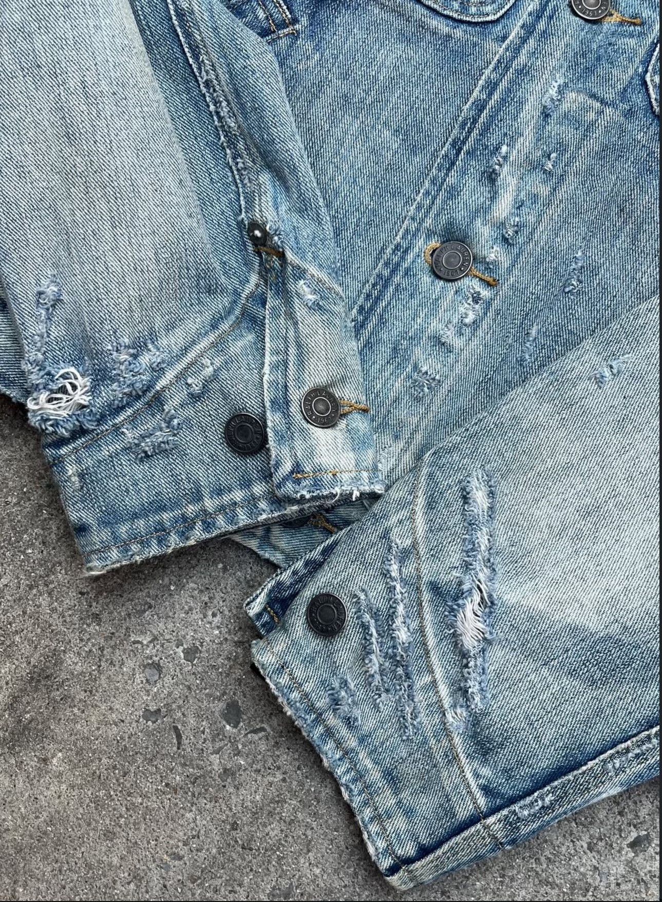 Vintage Vintage 1990s Distressed Faded Denim Trucker Jacket Size US M / EU 48-50 / 2 - 4 Thumbnail
