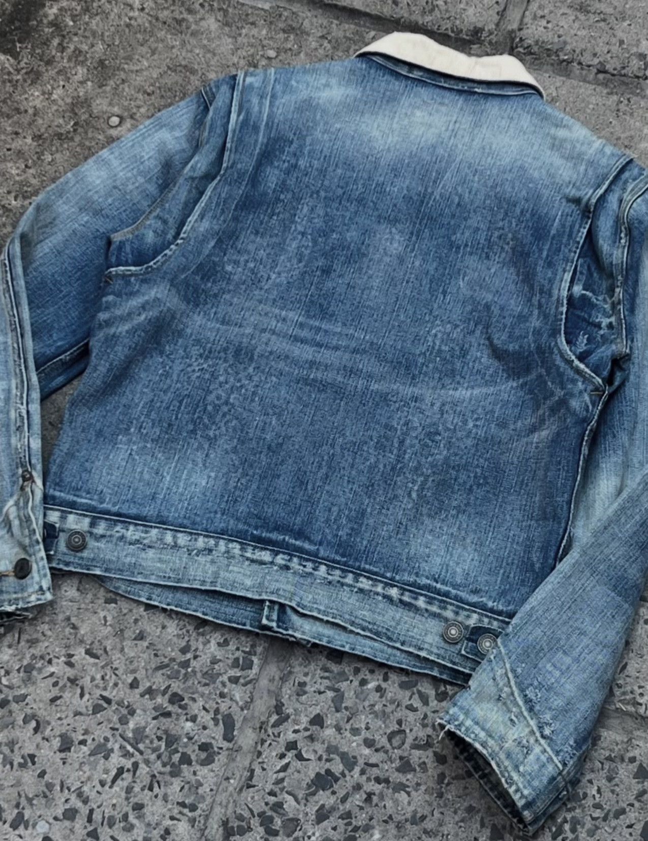 Vintage Vintage 1990s Distressed Faded Denim Trucker Jacket Size US M / EU 48-50 / 2 - 5 Thumbnail