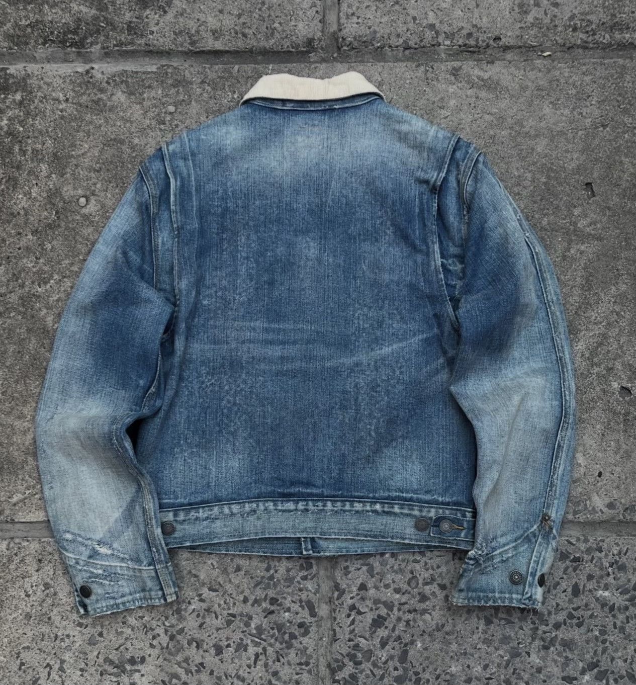 Vintage Vintage 1990s Distressed Faded Denim Trucker Jacket Size US M / EU 48-50 / 2 - 7 Thumbnail