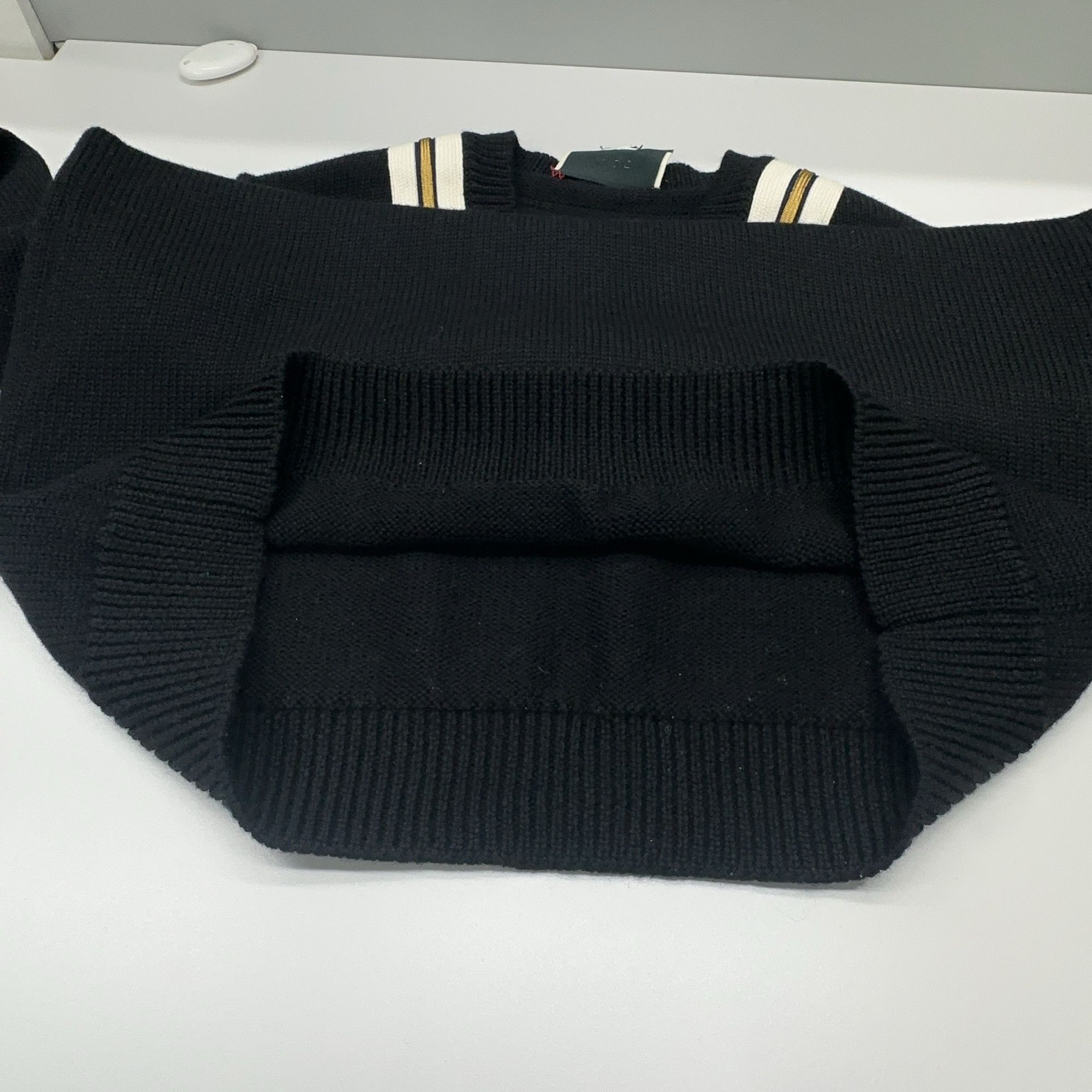 Gucci Gucci Bee Embroidered V-Neck Sweater Size L Size US L / EU 52-54 / 3 - 8 Thumbnail