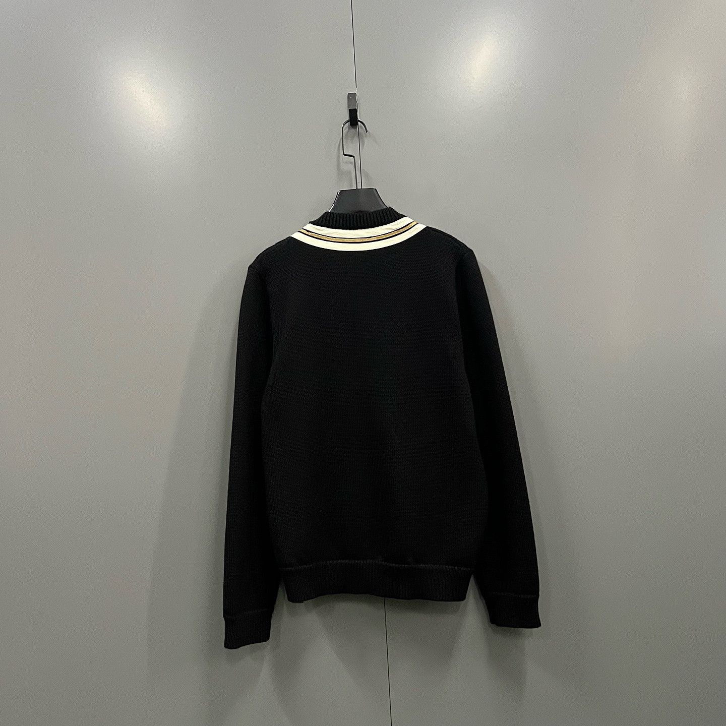 Gucci Gucci Bee Embroidered V-Neck Sweater Size M Size US M / EU 48-50 / 2 - 2 Thumbnail