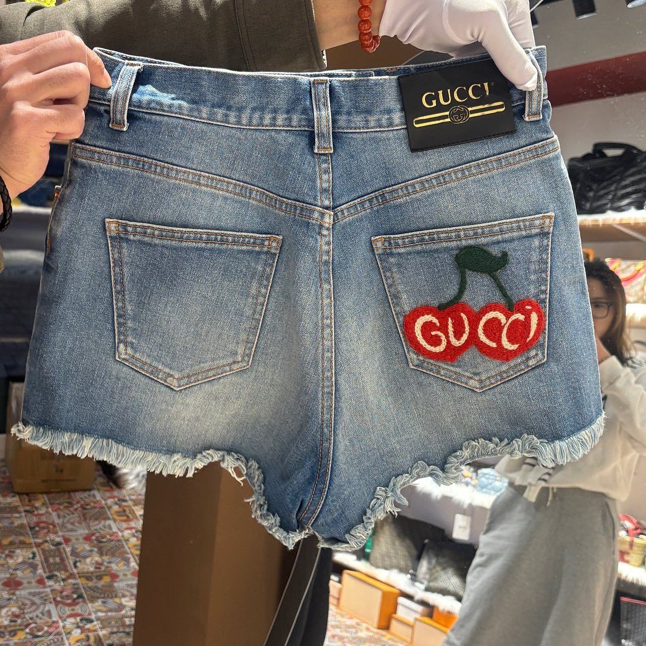 Gucci Gucci Cherry Embroidered Denim Shorts Size 26 Size 26" / US 2 / IT 38 - 5 Thumbnail