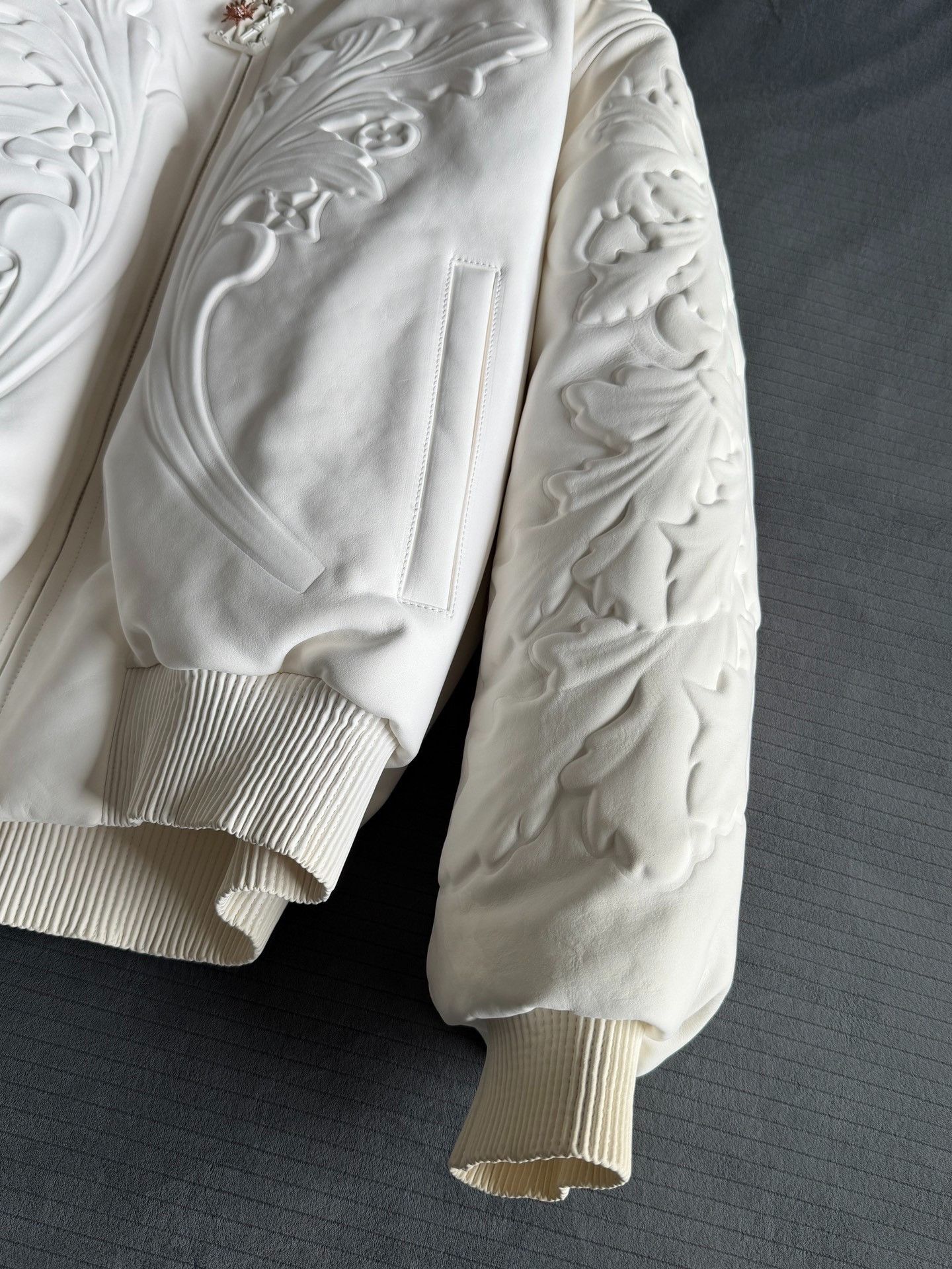 Louis Vuitton LV White Embossed Leather Jacket Size US M / EU 48-50 / 2 - 3 Thumbnail