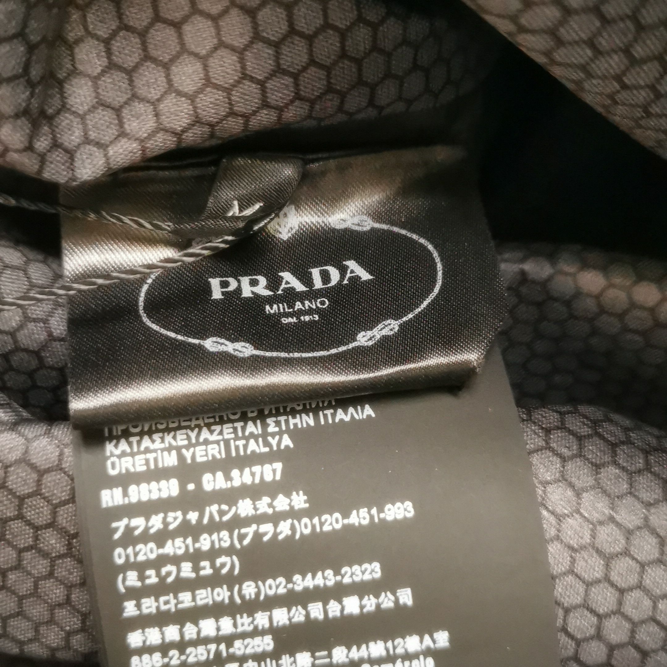 Prada Prada Logo Patch T-Shirt Size M Size US M / EU 48-50 / 2 - 9 Thumbnail