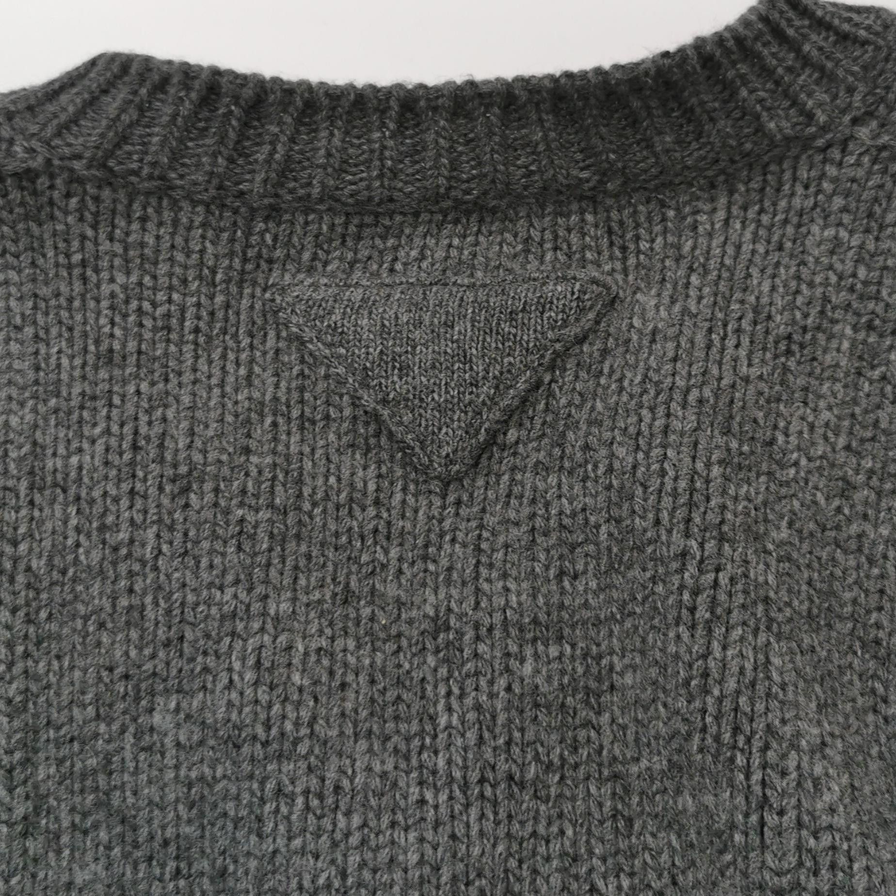 Prada Prada Grey Wool Cashmere V-Neck Sweater Size 36 Size XS / US 0-2 / IT 36-38 - 3 Thumbnail