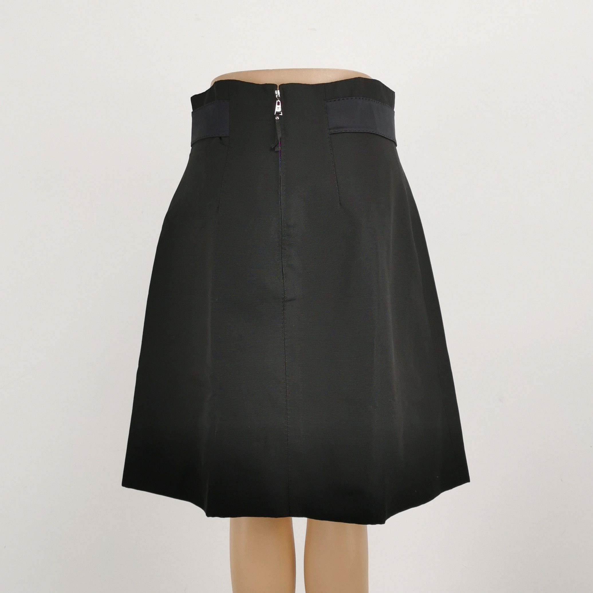Louis Vuitton Louis Vuitton Bow Detail Skirt Size 40 Size 28" / US 6 / IT 42 - 2 Thumbnail
