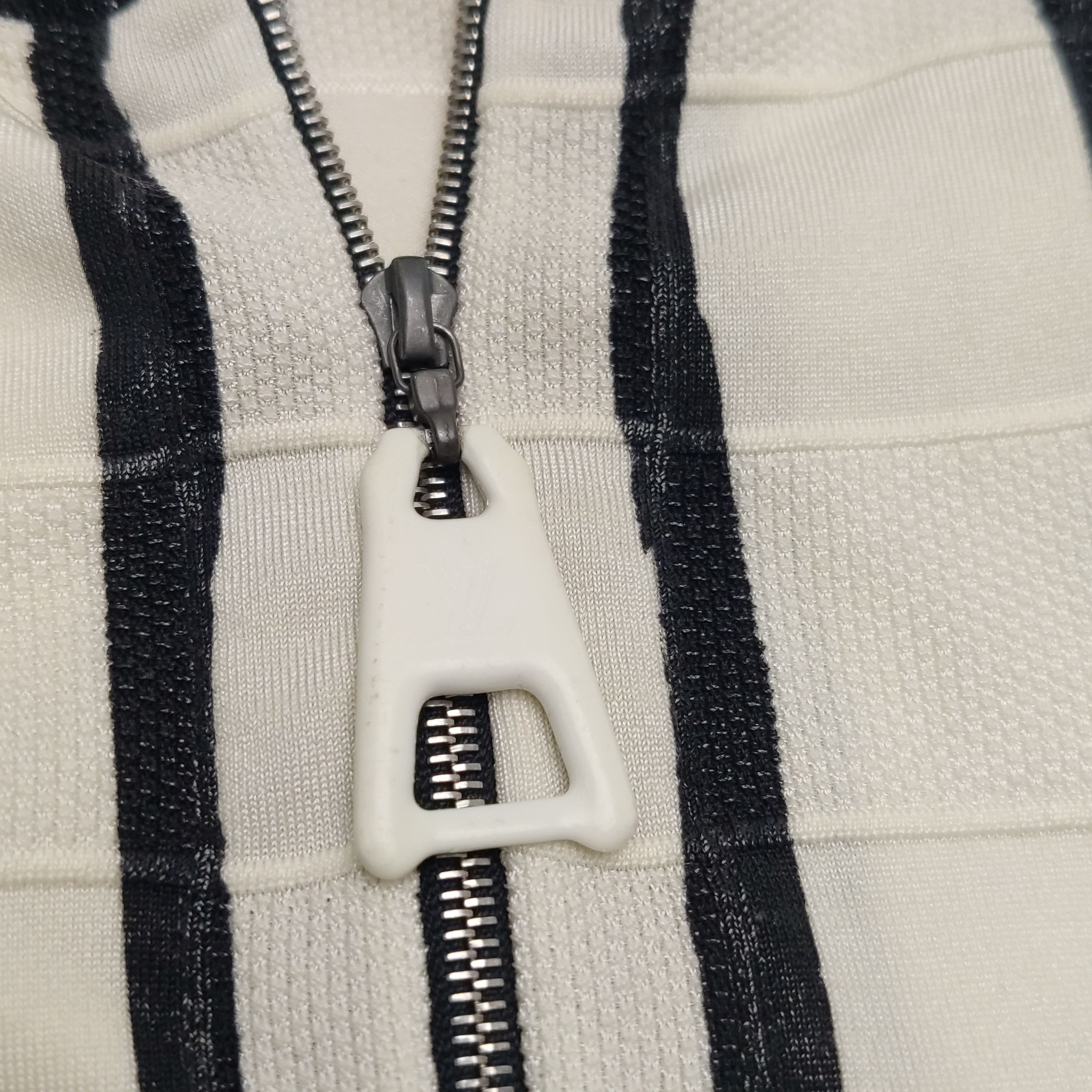 Louis Vuitton Louis Vuitton Striped Knit Zip Polo Size M Size M / US 6-8 / IT 42-44 - 8 Thumbnail