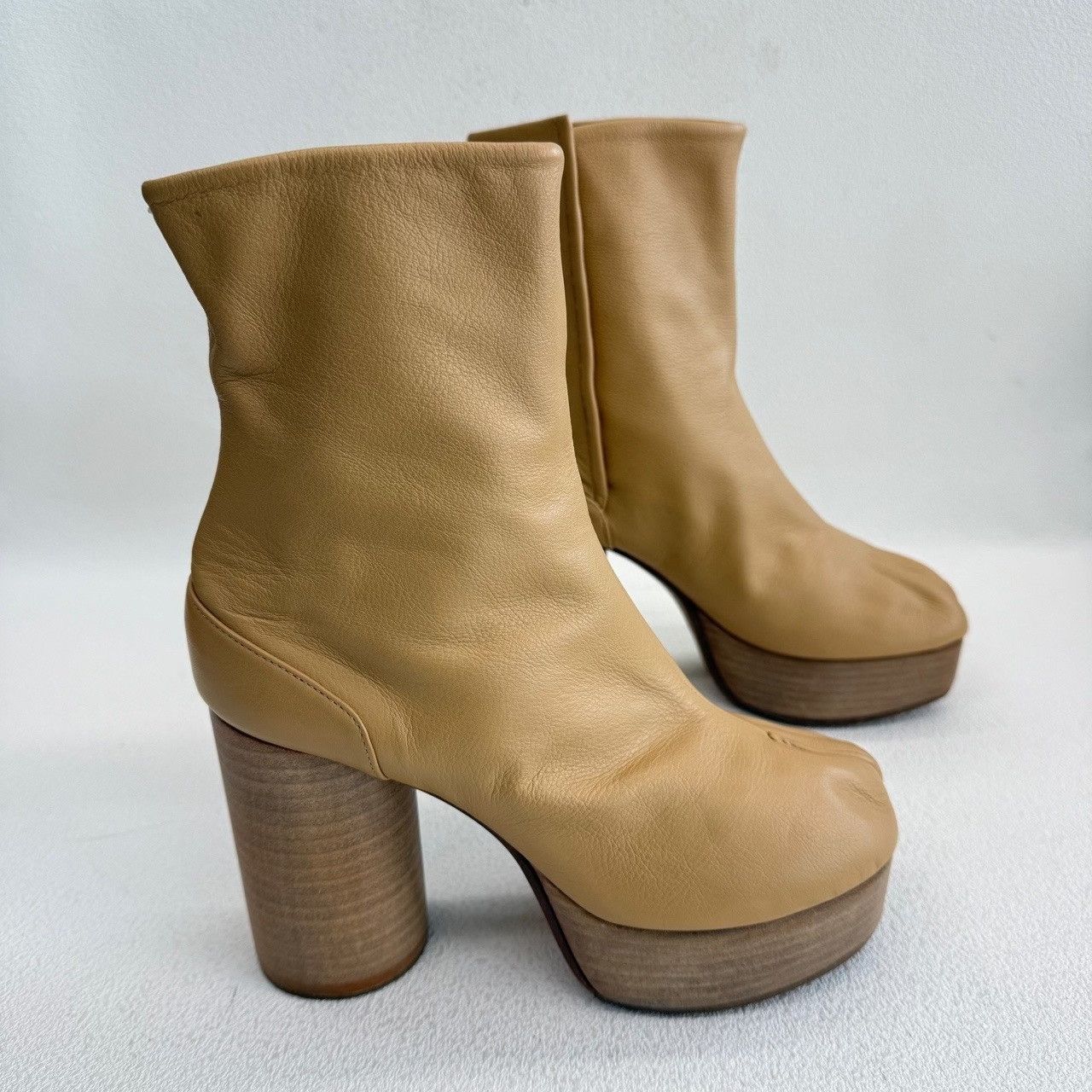 Maison Margiela Maison Margiela Beige Leather Tabi Platform Boots Size 35 Size US 5 / IT 35 - 5 Thumbnail