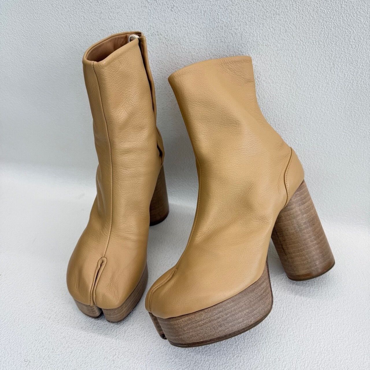 Maison Margiela Maison Margiela Beige Leather Tabi Platform Boots Size 35 Size US 5 / IT 35 - 10 Thumbnail