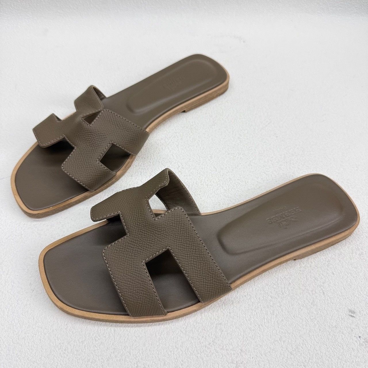 Hermes Hermès Oran Sandals Gray Size 38.5 Size US 8.5 / IT 38.5 - 2 Thumbnail