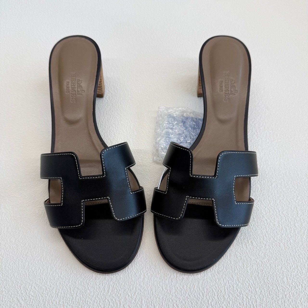 Hermes Hermès Oasis Black Leather Sandals Size 35.5 Size US 5.5 / IT 35.5 - 10 Thumbnail