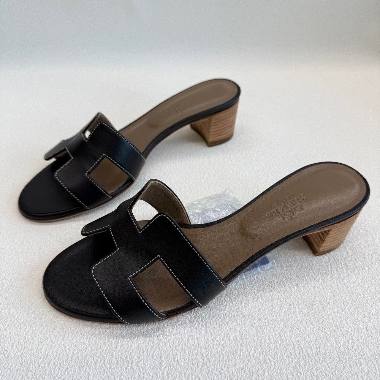 Hermes Hermès Oasis Black Leather Sandals Size 35.5 Size US 5.5 / IT 35.5 - 2 Thumbnail