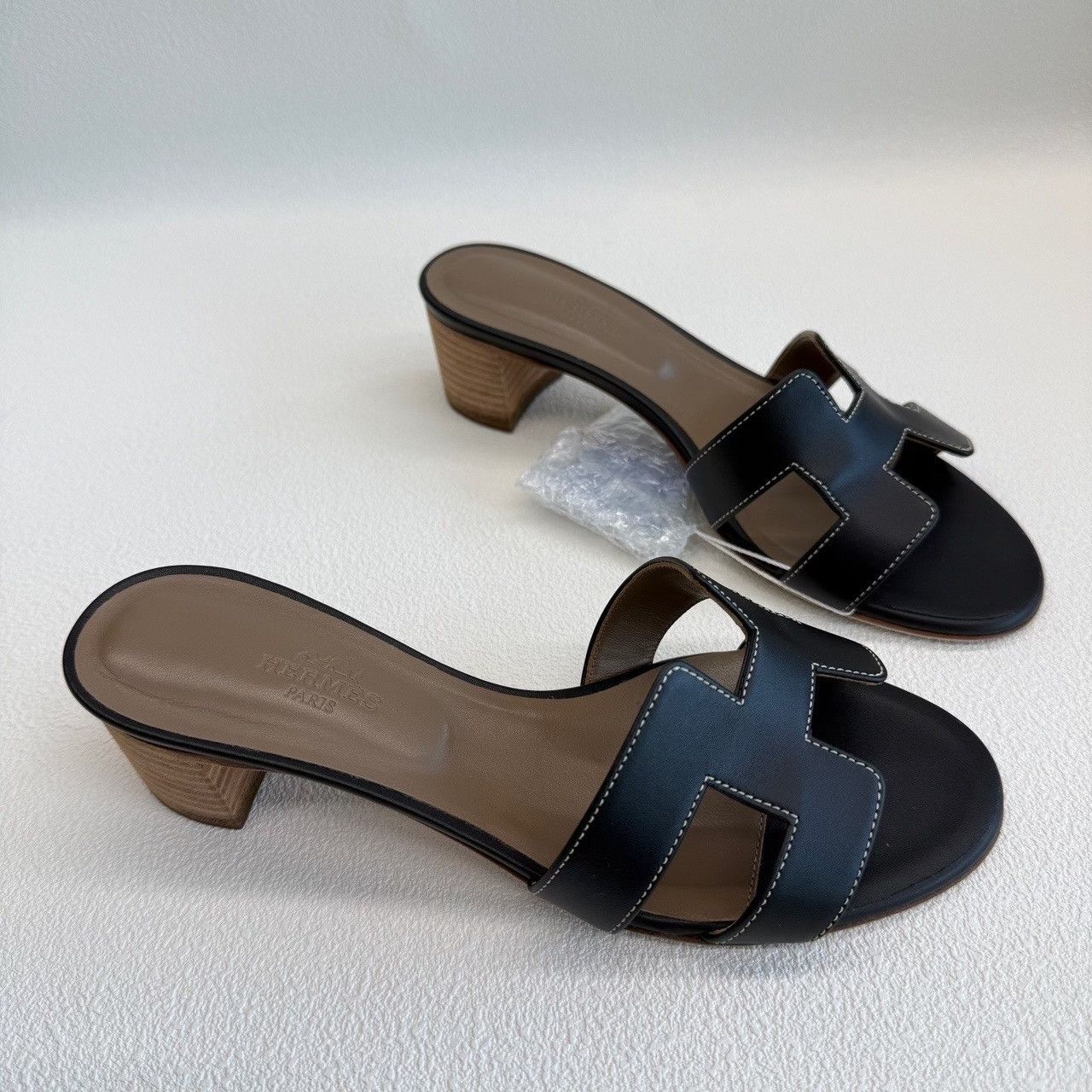 Hermes Hermès Oasis Black Leather Sandals Size 35.5 Size US 5.5 / IT 35.5 - 4 Thumbnail