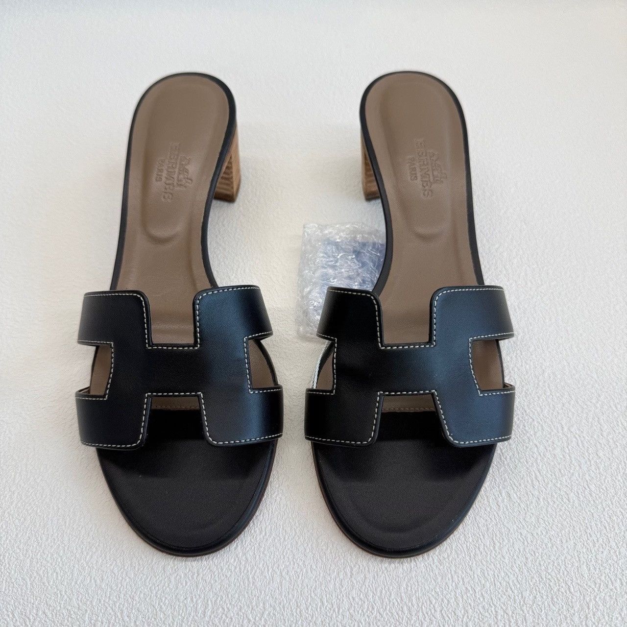 Hermes Hermès Oasis Black Leather Sandals Size 35.5 Size US 5.5 / IT 35.5 - 3 Thumbnail