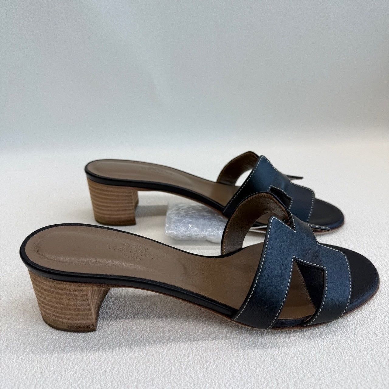 Hermes Hermès Oasis Black Leather Sandals Size 35.5 Size US 5.5 / IT 35.5 - 5 Thumbnail