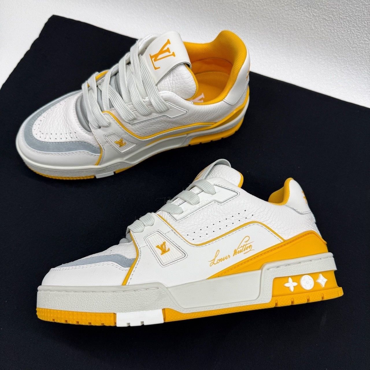 Louis Vuitton Louis Vuitton Trainer Yellow Low-Top Sneakers Size 35 Size US 5 / IT 35 - 8 Thumbnail