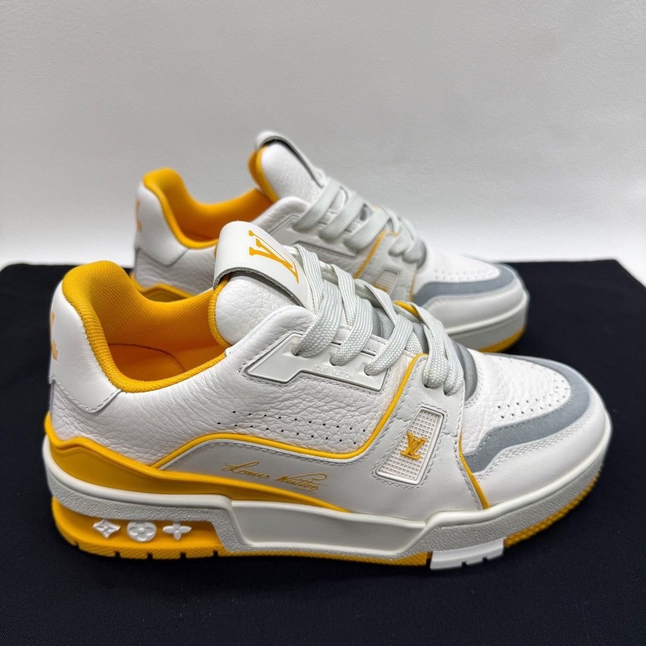 Louis Vuitton Louis Vuitton Trainer Yellow Low-Top Sneakers Size 35 Size US 5 / IT 35 - 5 Thumbnail