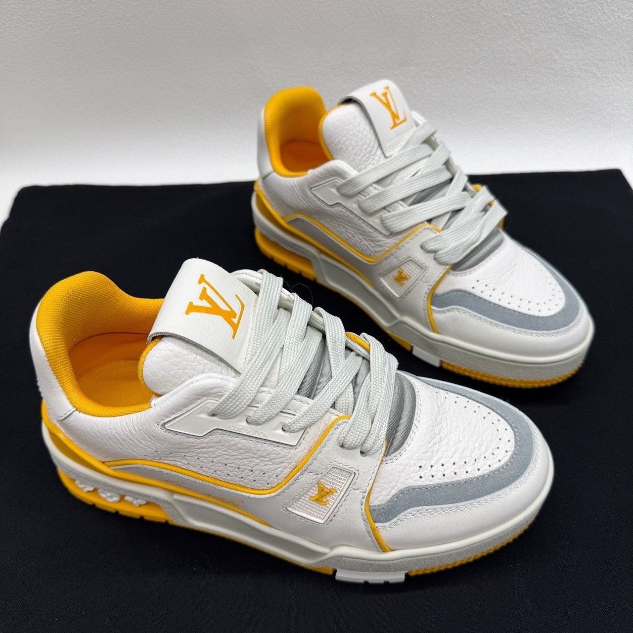 Louis Vuitton Louis Vuitton Trainer Yellow Low-Top Sneakers Size 35 Size US 5 / IT 35 - 4 Thumbnail