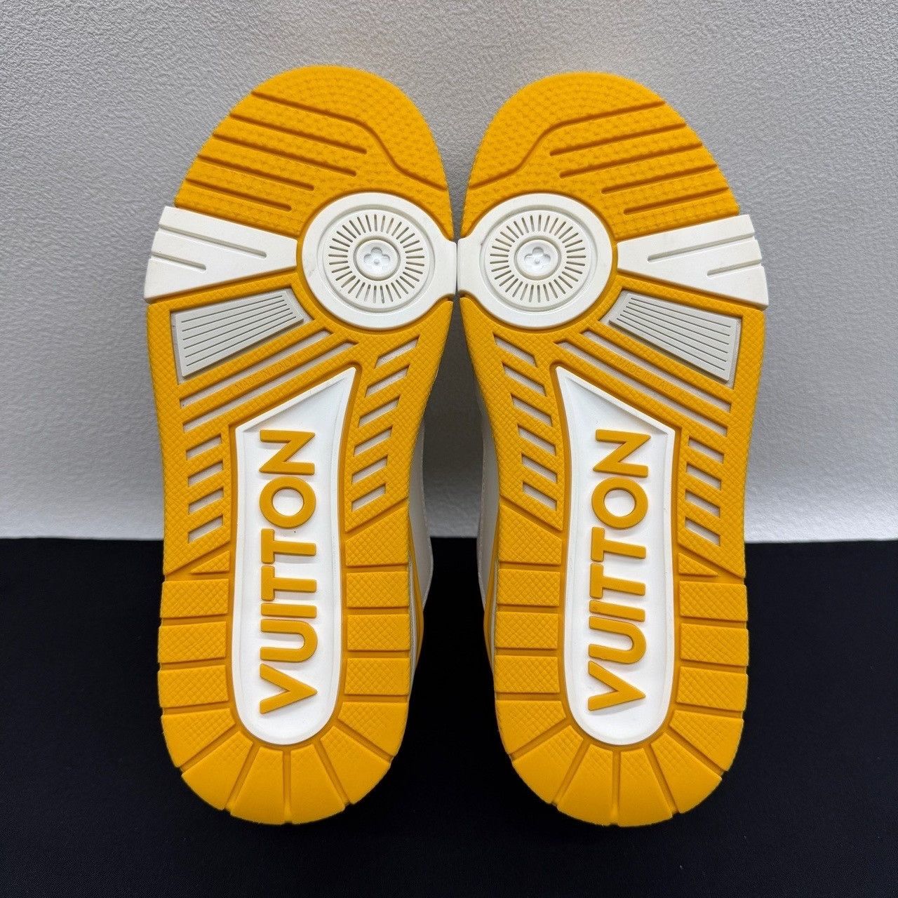 Louis Vuitton Louis Vuitton Trainer Yellow Low-Top Sneakers Size 35 Size US 5 / IT 35 - 9 Thumbnail