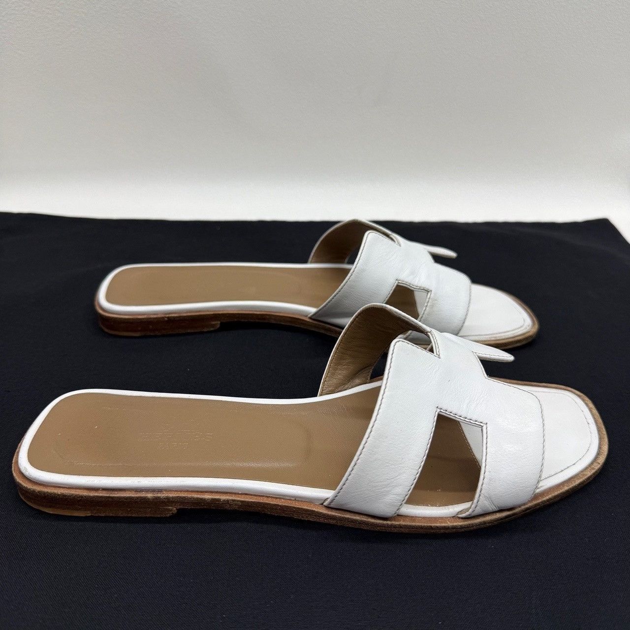 Hermes Hermès White Leather Oran Sandals Size 37.5 Size US 7.5 / IT 37.5 - 5 Thumbnail