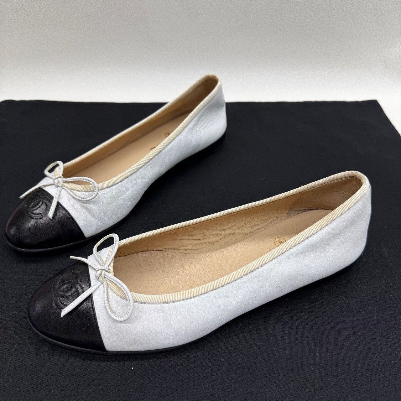 Chanel Chanel Two-Tone Ballet Flats Size 38.5 Size US 7.5 / IT 37.5 - 2 Thumbnail