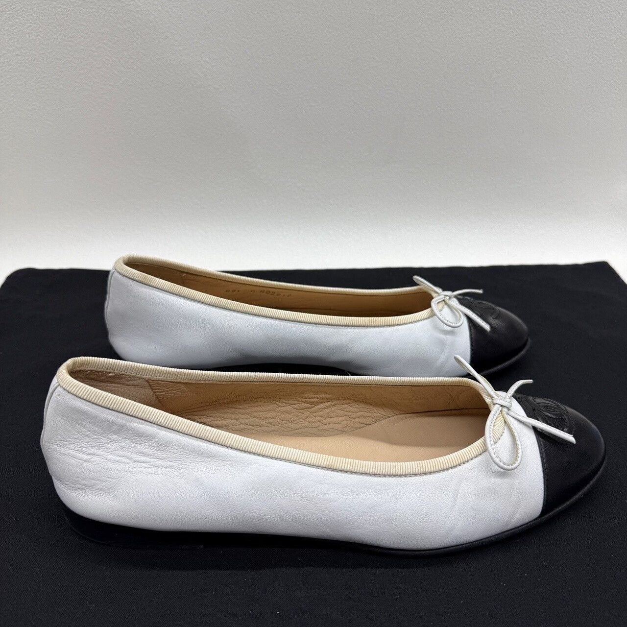 Chanel Chanel Two-Tone Ballet Flats Size 38.5 Size US 7.5 / IT 37.5 - 5 Thumbnail