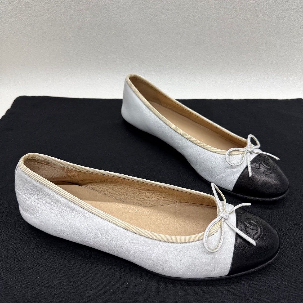 Chanel Chanel Two-Tone Ballet Flats Size 38.5 Size US 7.5 / IT 37.5 - 4 Thumbnail