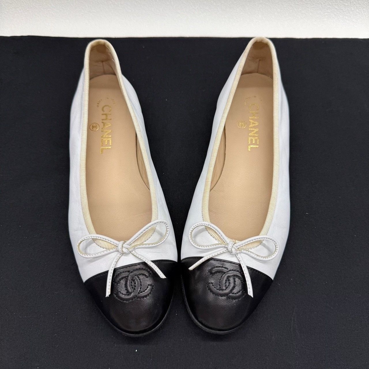Chanel Chanel Two-Tone Ballet Flats Size 38.5 Size US 7.5 / IT 37.5 - 10 Thumbnail