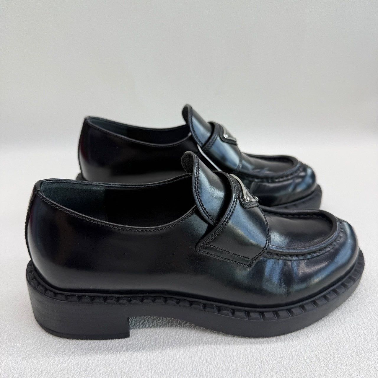 Prada Prada Logo Plaque Leather Loafers Size 35 Size US 5 / IT 35 - 5 Thumbnail