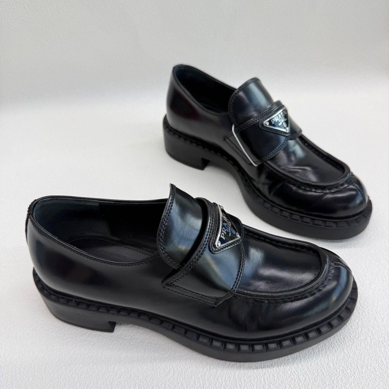 Prada Prada Logo Plaque Leather Loafers Size 35 Size US 5 / IT 35 - 4 Thumbnail