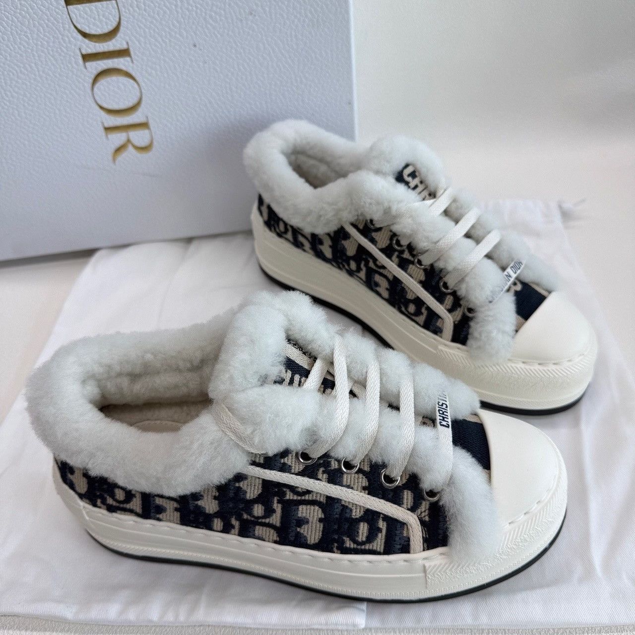 Dior Dior Oblique Shearling Low-Top Sneakers Size 36.5 Size US 6.5 / IT 36.5 - 5 Thumbnail