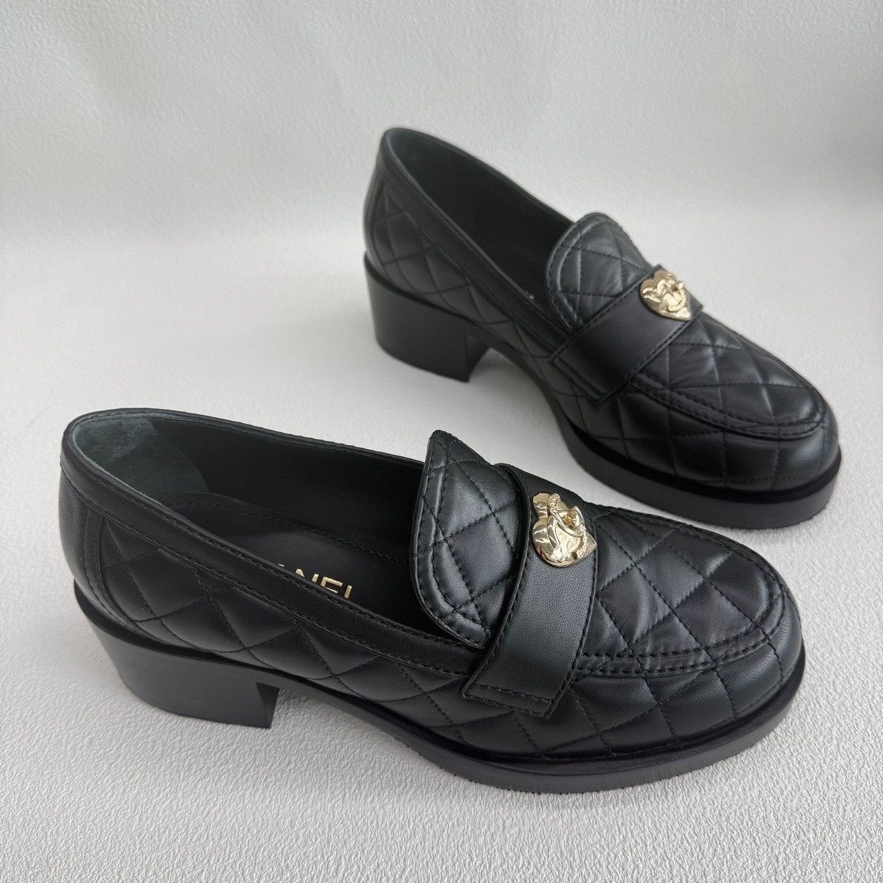 Chanel Chanel Quilted Heart Loafers Size 38 Size US 8 / IT 38 - 4 Thumbnail