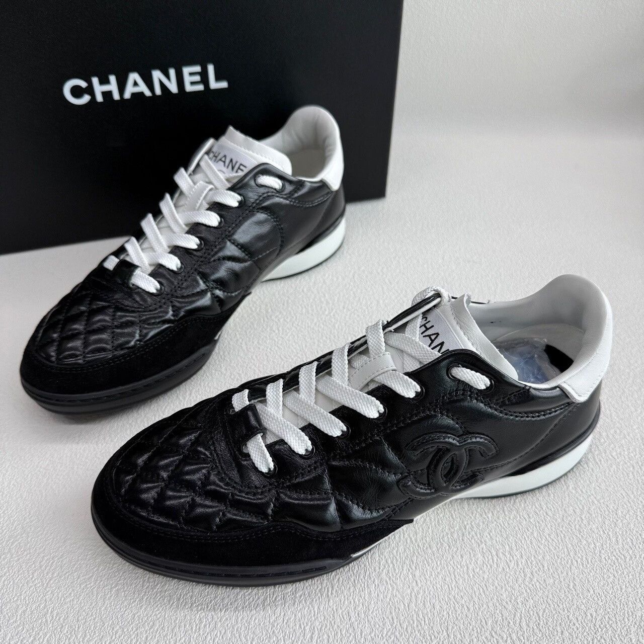 Chanel Chanel Quilted Low-Top Sneakers Size 36 Size US 6 / IT 36 - 3 Thumbnail