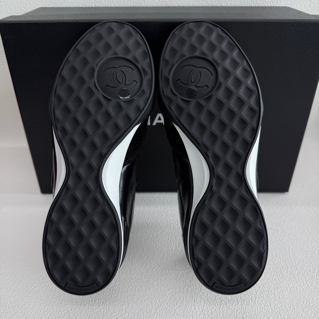 Chanel Chanel Quilted Low-Top Sneakers Size 36 Size US 6 / IT 36 - 9 Thumbnail