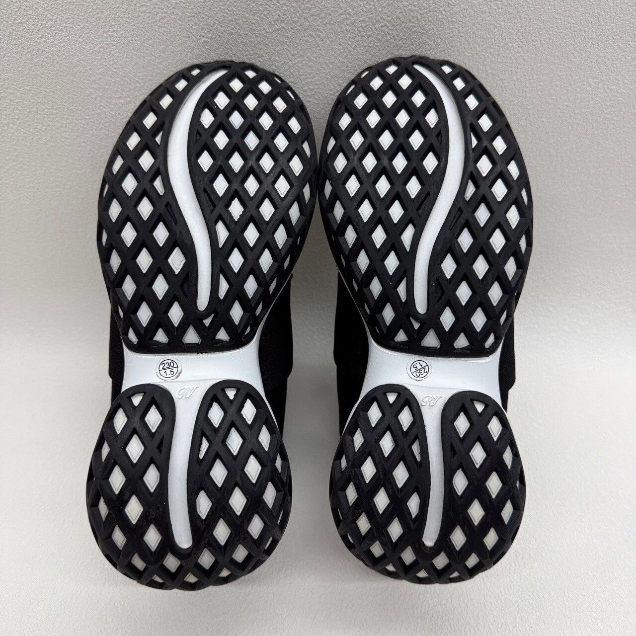 Roger Vivier Roger Vivier Crystal Buckle Low-Top Sneakers Size 36 Size US 6 / IT 36 - 8 Thumbnail