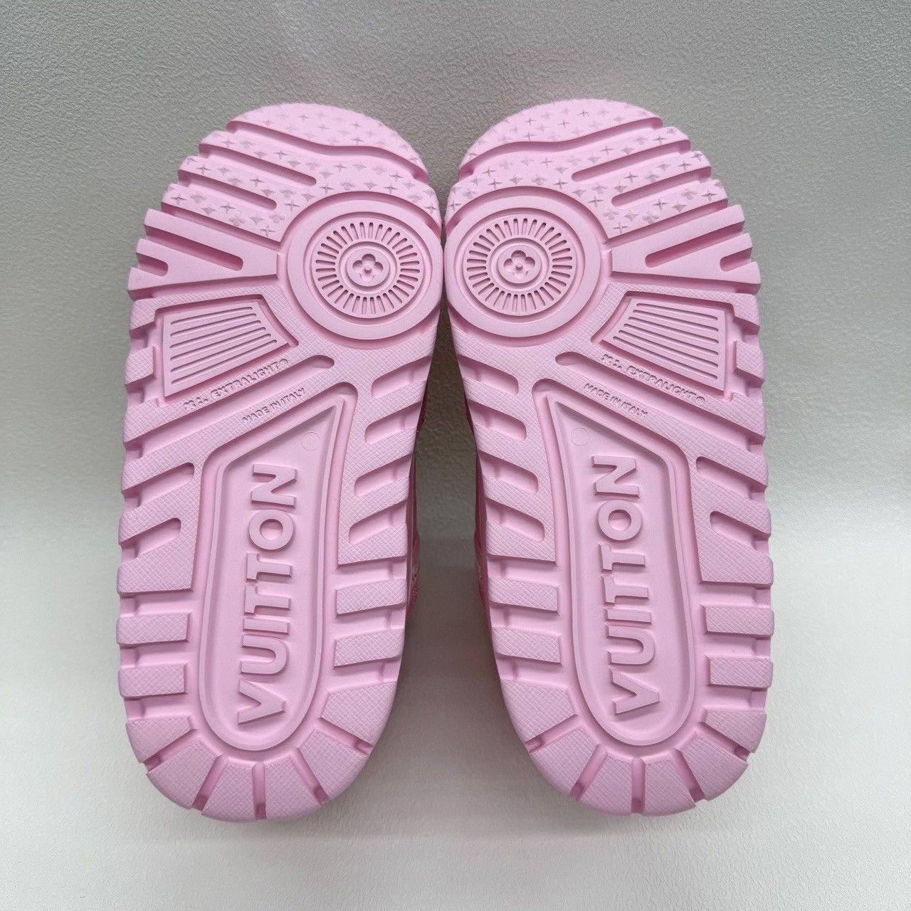 Louis Vuitton Louis Vuitton Trainer Maxi Sneakers Pink Size 37 Size US 7 / IT 37 - 8 Thumbnail