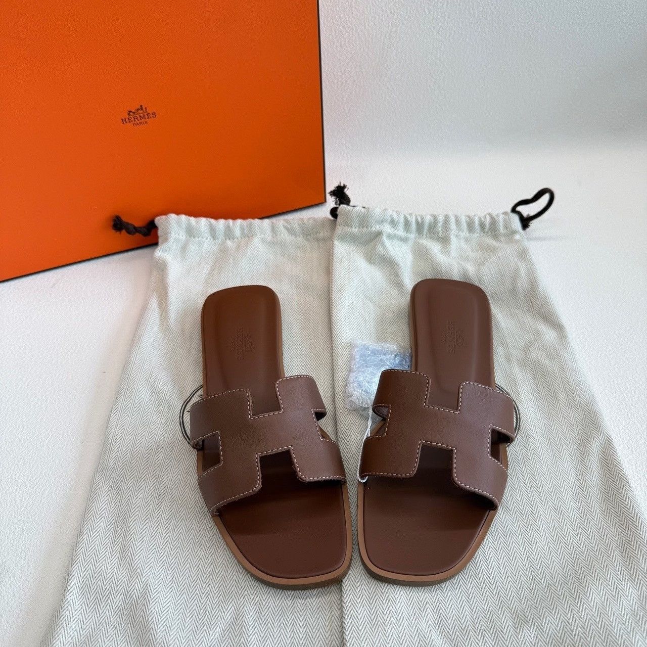 Hermes Hermès Oran Sandals Brown Size 35.5 Size US 5.5 / IT 35.5 - 2 Thumbnail