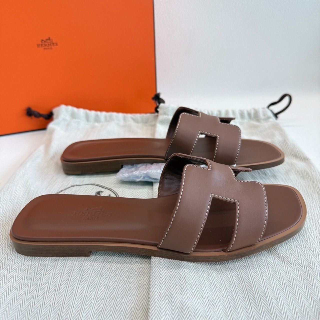 Hermes Hermès Oran Sandals Brown Size 35.5 Size US 5.5 / IT 35.5 - 6 Thumbnail