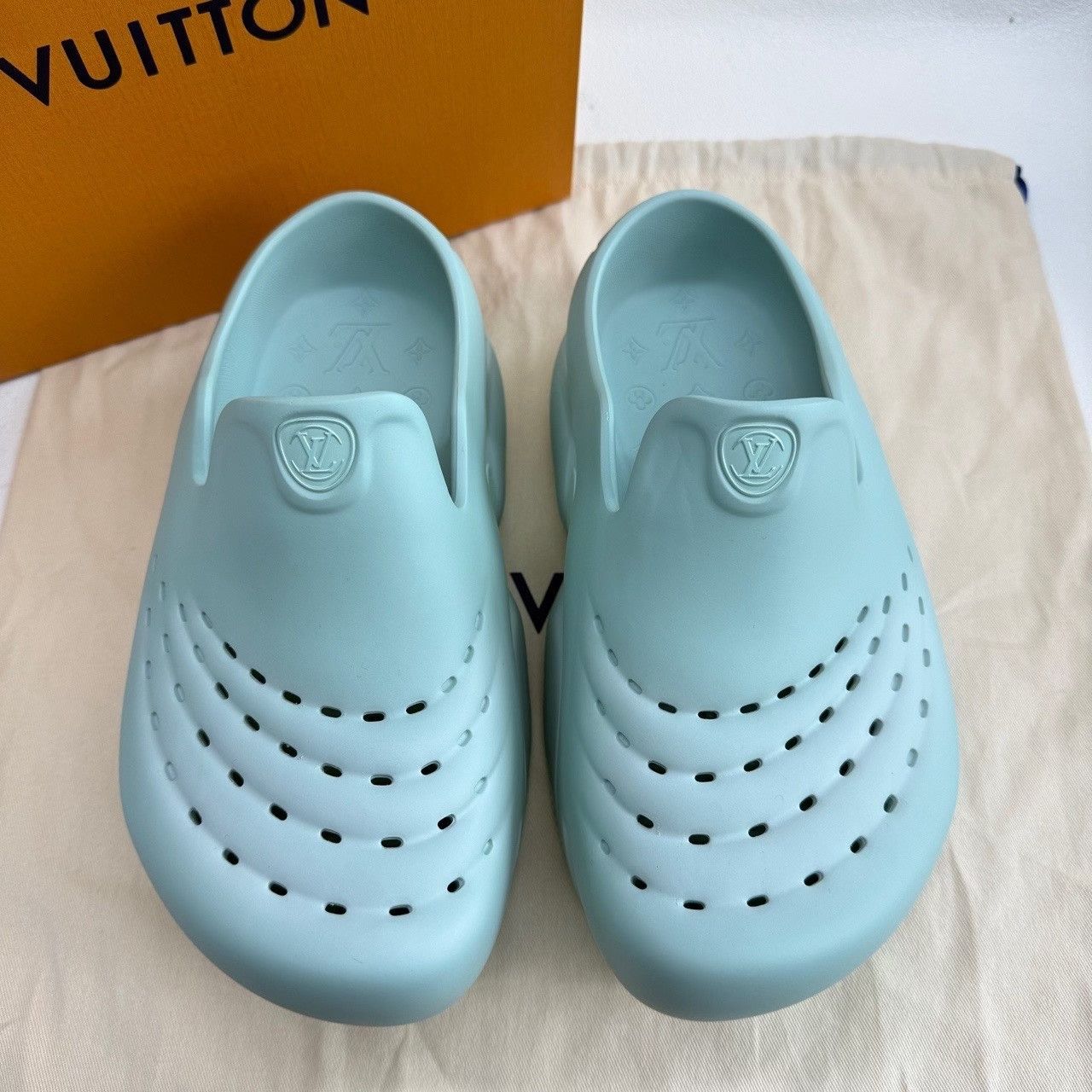 Louis Vuitton Louis Vuitton Shark Clogs Green Size 6 Size US 6 / EU 39 - 4 Thumbnail