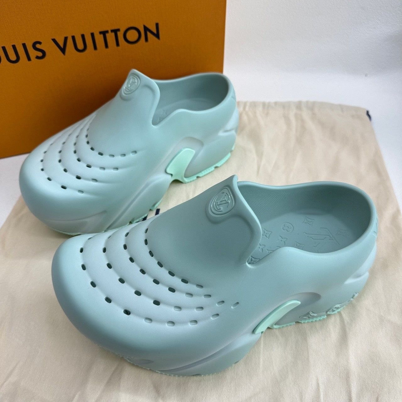 Louis Vuitton Louis Vuitton Shark Clogs Green Size 6 Size US 6 / EU 39 - 3 Thumbnail