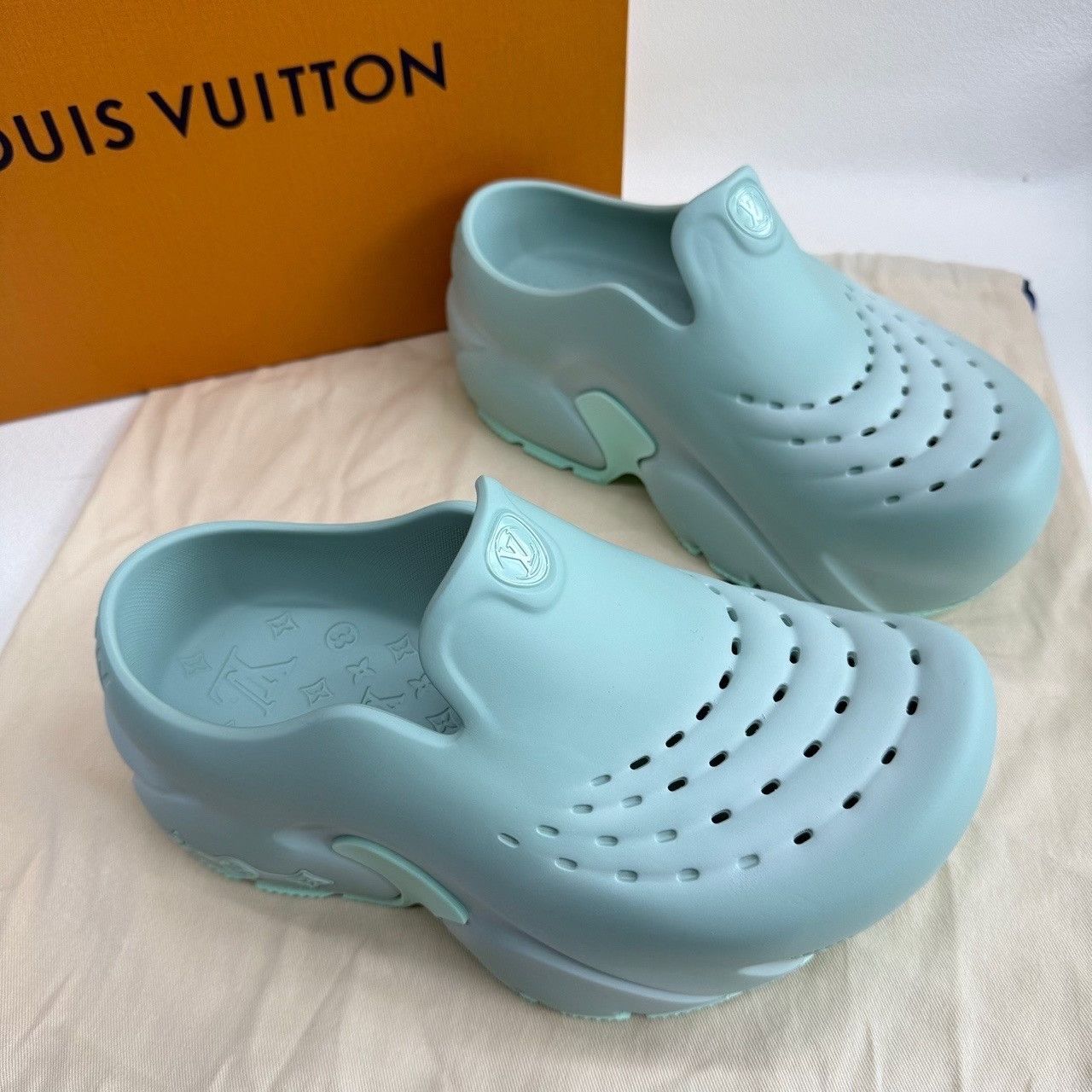 Louis Vuitton Louis Vuitton Shark Clogs Green Size 6 Size US 6 / EU 39 - 5 Thumbnail