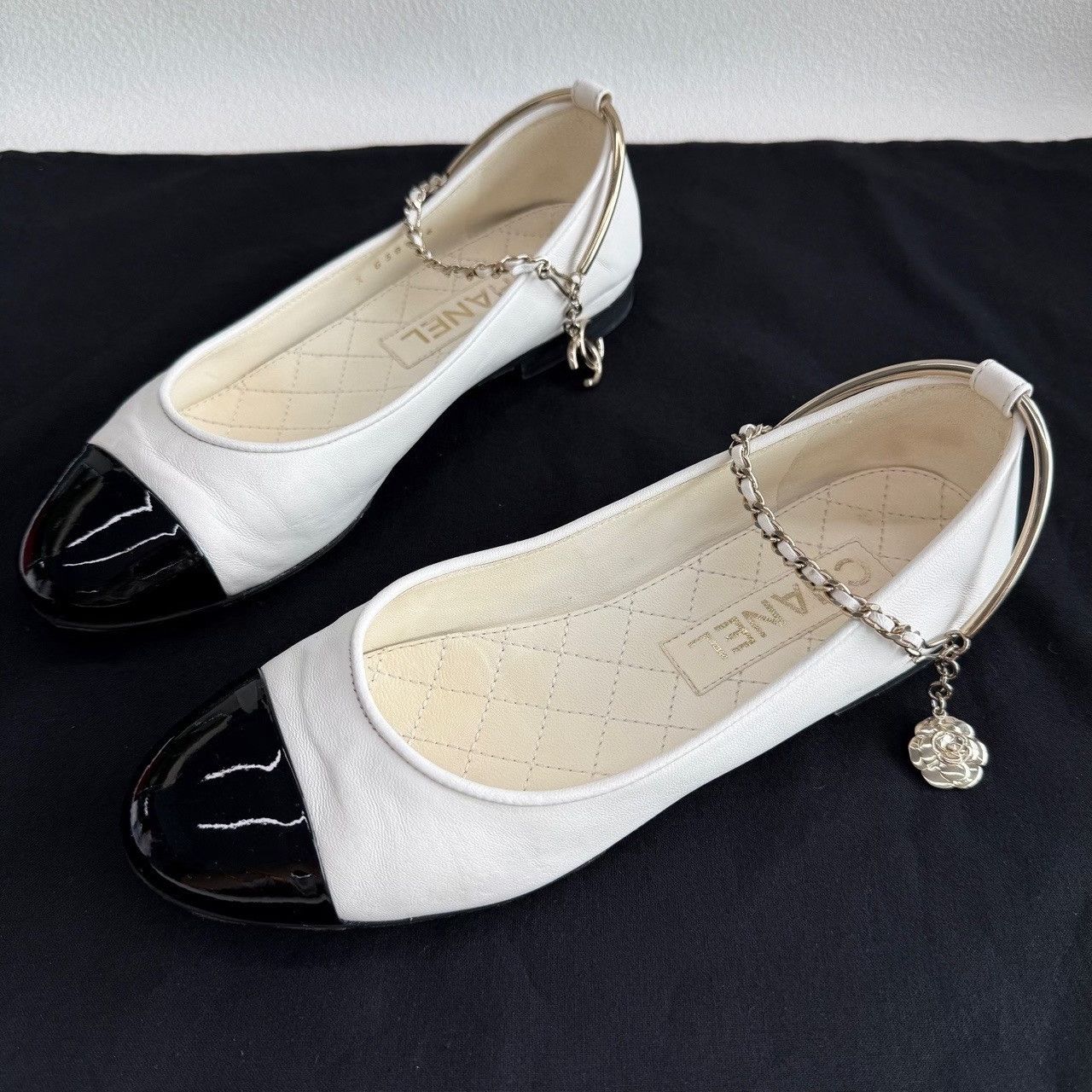 Chanel Chanel Camellia Chain Ballet Flats Size 35.5 Size US 4.5 / IT 34.5 - 2 Thumbnail