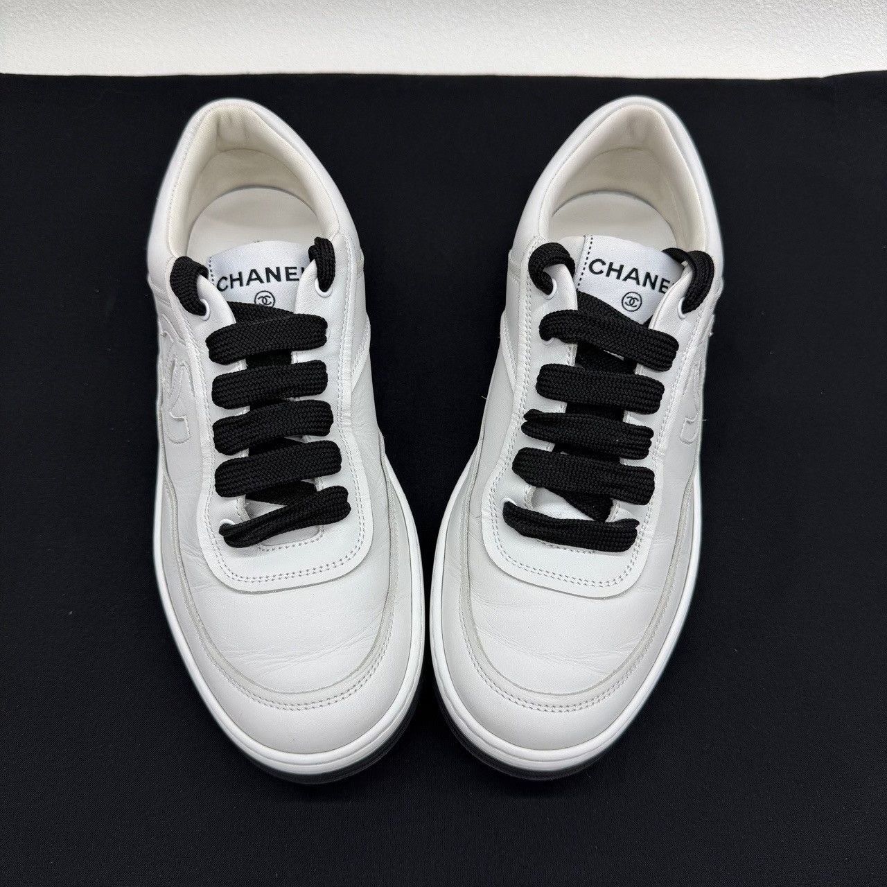 Chanel Chanel Leather CC Logo Low-Top Sneakers Size 38.5 Size US 8.5 / IT 38.5 - 9 Thumbnail