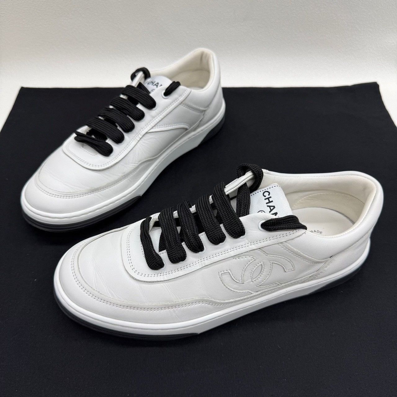 Chanel Chanel Leather CC Logo Low-Top Sneakers Size 38.5 Size US 8.5 / IT 38.5 - 2 Thumbnail