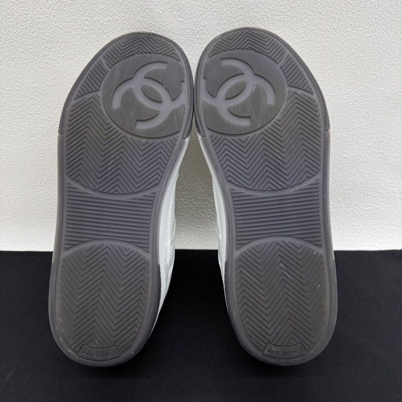 Chanel Chanel Leather CC Logo Low-Top Sneakers Size 38.5 Size US 8.5 / IT 38.5 - 7 Thumbnail