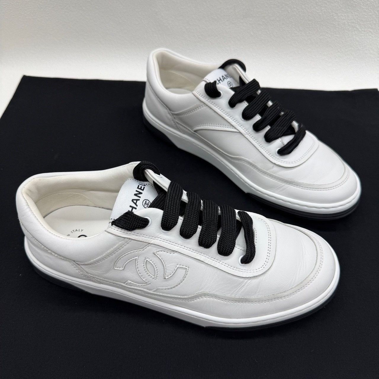 Chanel Chanel Leather CC Logo Low-Top Sneakers Size 38.5 Size US 8.5 / IT 38.5 - 4 Thumbnail